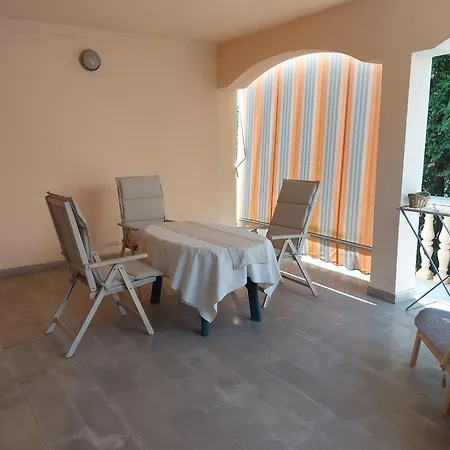 Δωμάτια σε οικογενειακή κατοικία Goga Petrcane